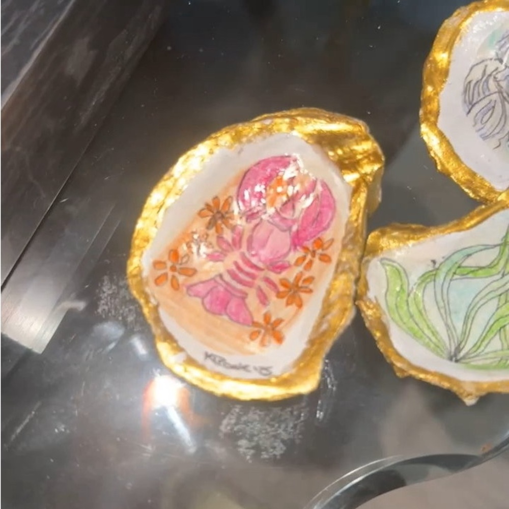 Gold-Trimmed Decorative Shells